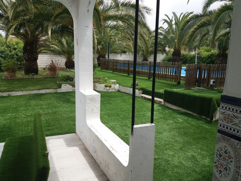 Césped artificial en Jardin con piscina (1)