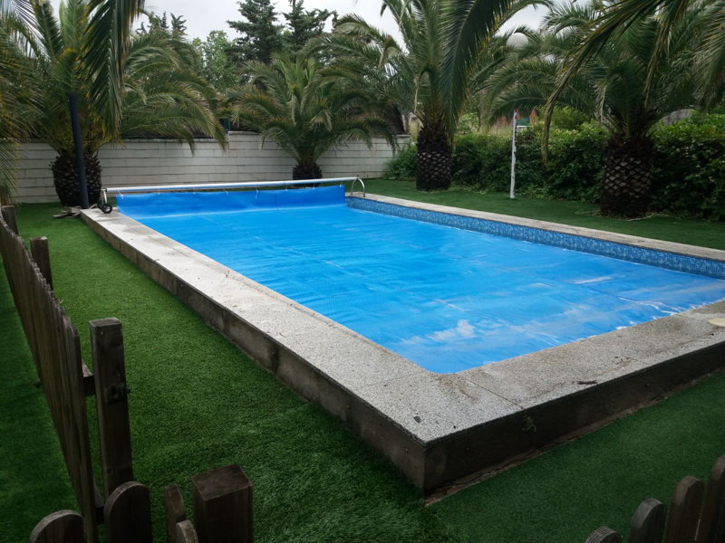 Césped artificial en Jardin con piscina (2)