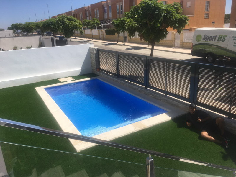 Césped artificial para piscina en Cáceres (1)