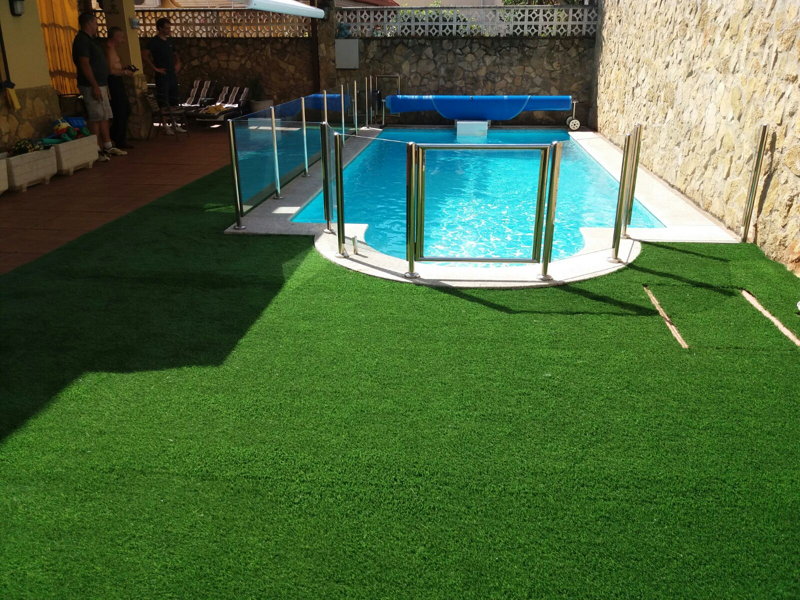 Césped artificial para piscina en Finca (5)